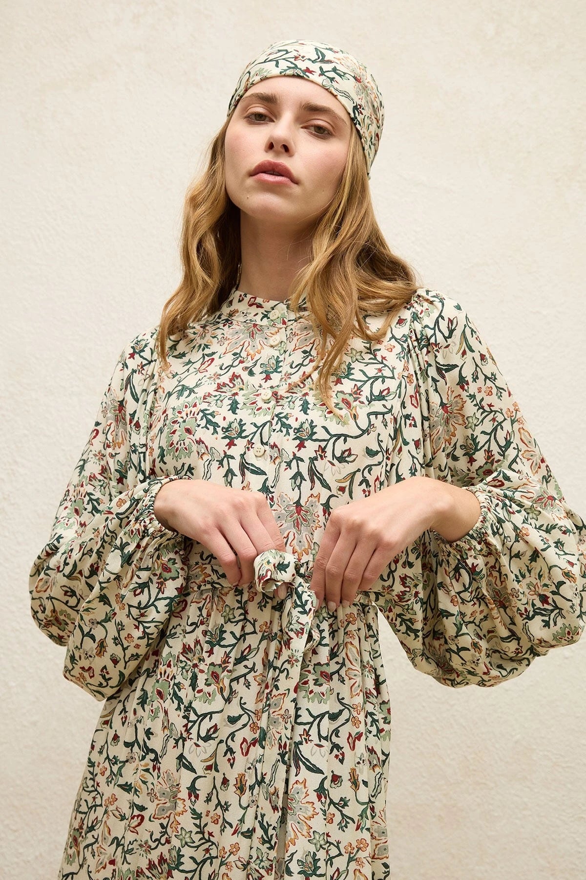 MANUKA-VISKOSEKLEID MIT BALLONÄRMELN IRA
