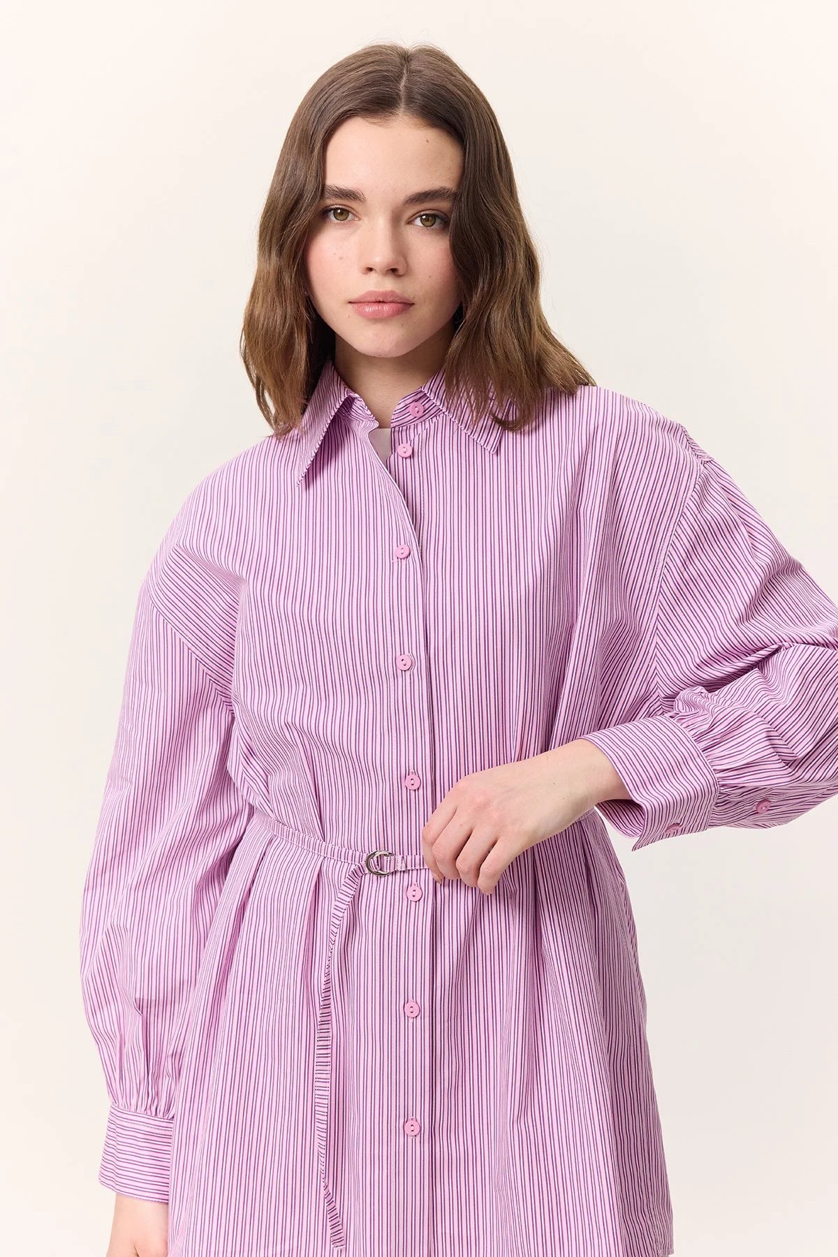 MANUKA – GESTREIFTE HEMDBLUSE MIT GÜRTEL – PINK
