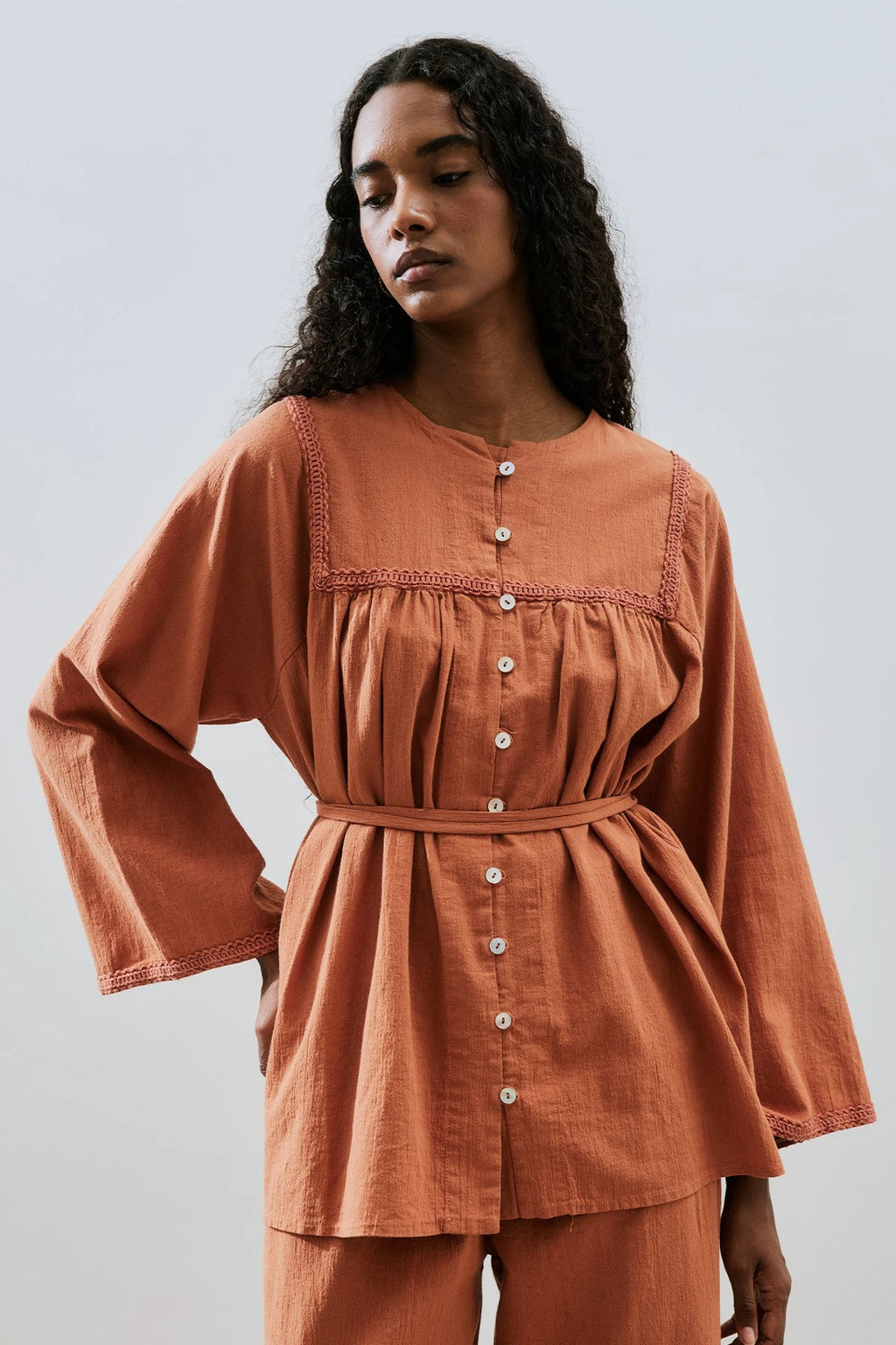 MANUKA - CHEMISE BRODÉE TEXTURÉE CANNELLE