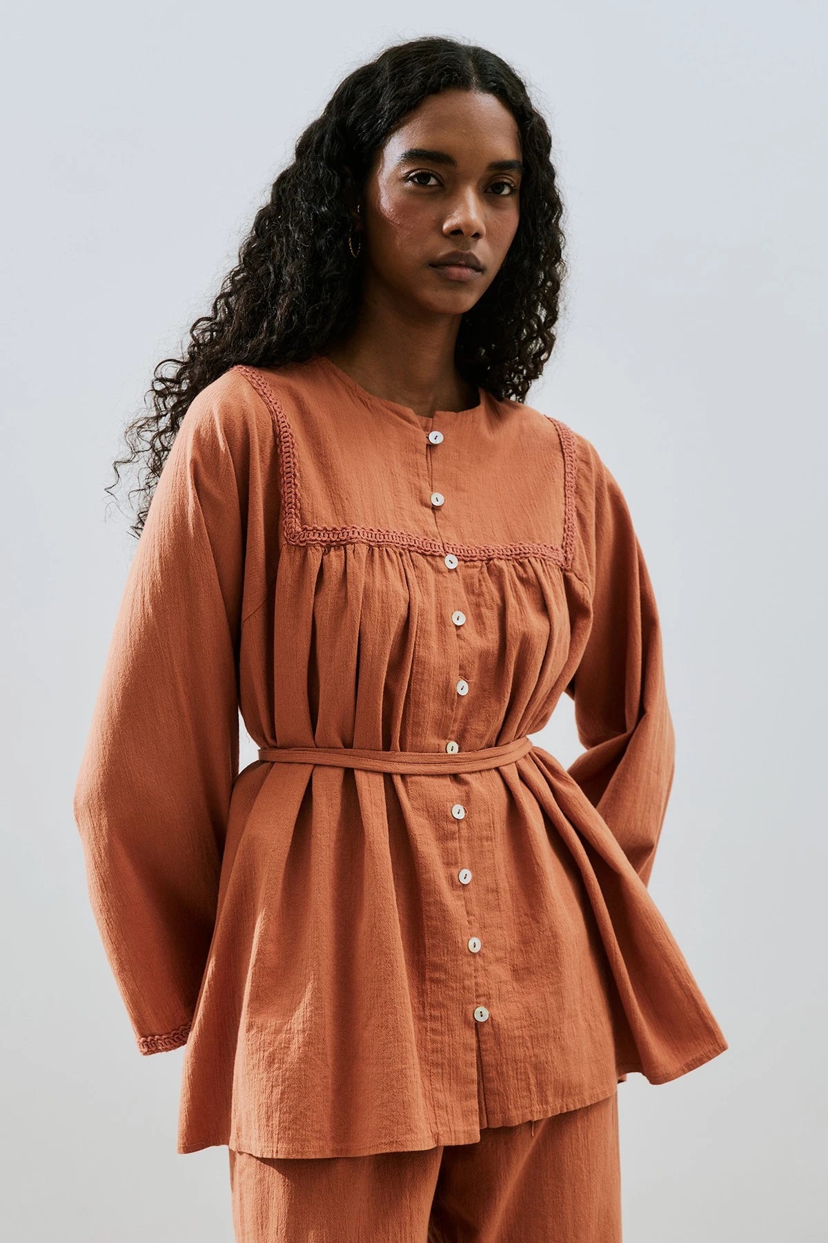 MANUKA - CHEMISE BRODÉE TEXTURÉE CANNELLE