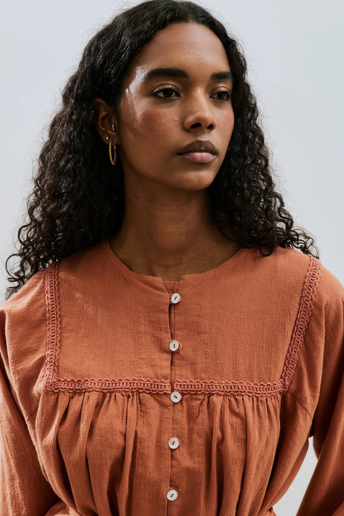 MANUKA - CHEMISE BRODÉE TEXTURÉE CANNELLE
