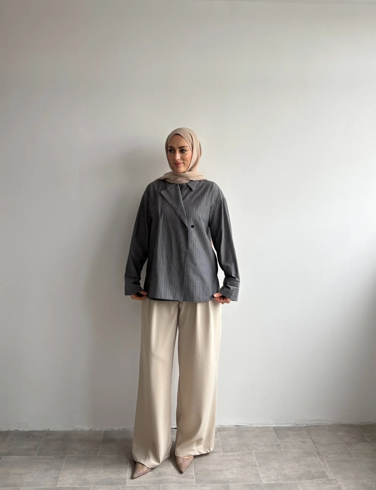 MONCHE Gestreiftes Oversize-Hemd mit Pattentasche – Schwarz
