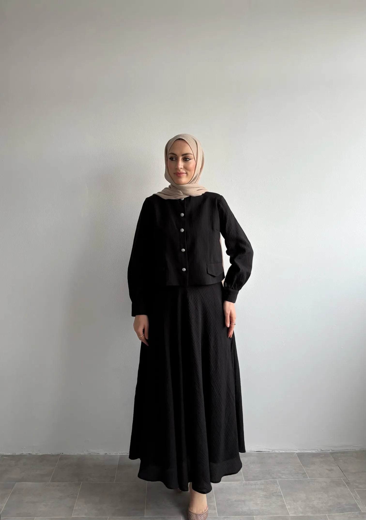 MONCHE Lina Kostüm mit Jacke und Rock – Schwarz